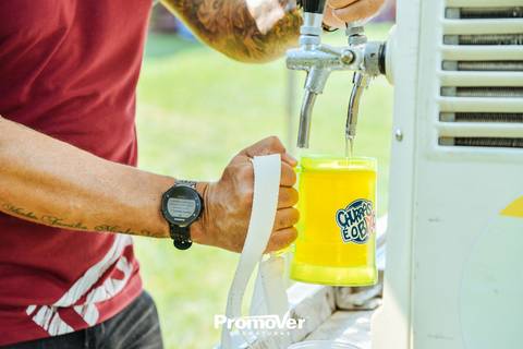 formando tirando chopp no churrasco de formatura'