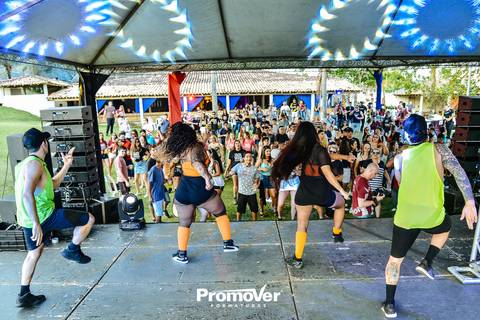 formandos no churrasco de formatura se divertindo '