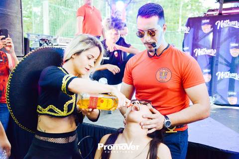 formanda sentada tomando vodka no churrasco de formatura'