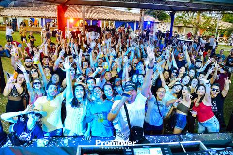 galera feliz formandos no churrasco de formatura'