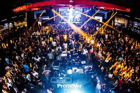 formandos na festa  de formatura'