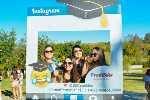 formandos curtindo  churrasco de formatura'