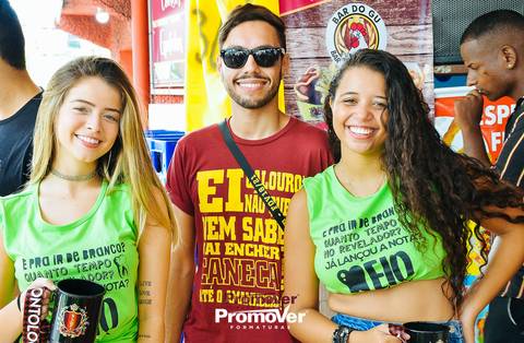 formandos com camisa de formatura no churrasco d'