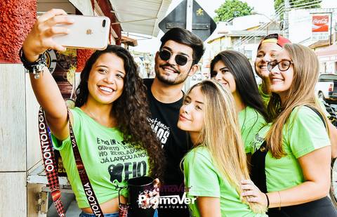 selfe de formandos no churrasco de formatura'
