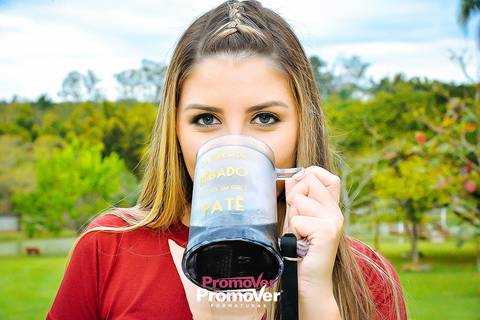 formanda com caneca no churrasco de formatura'