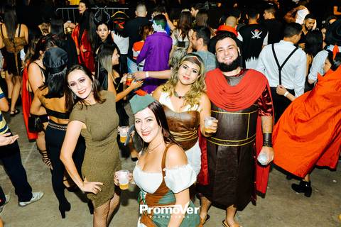 formandos sorrindo na festa a fantasia de formatura'