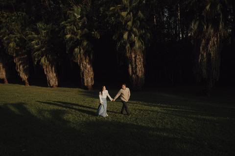 Casal caminhado no campo'