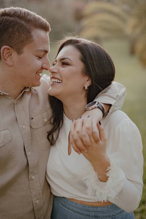 casal descontraído em ensaio pré casamento'