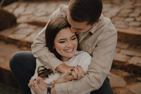 Lindo casal descontraído em ensaio pré casamento'