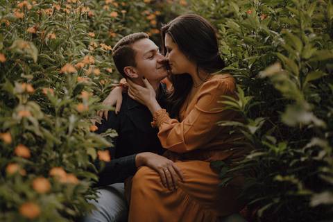 Casal em campo de flores '