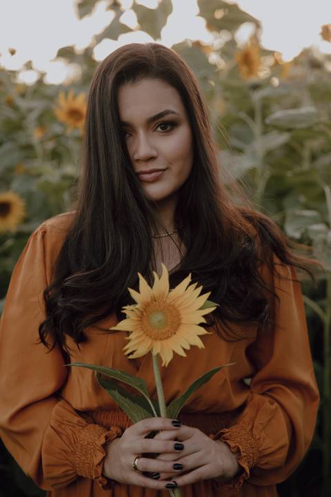 Inspiração de retrato feminino em campo de girassol '