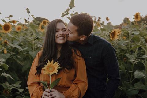 Ensaio casal em campo de girassol '