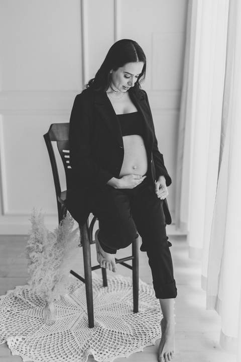 Inspiração de look preto para ensaio de gestante em estúdio'