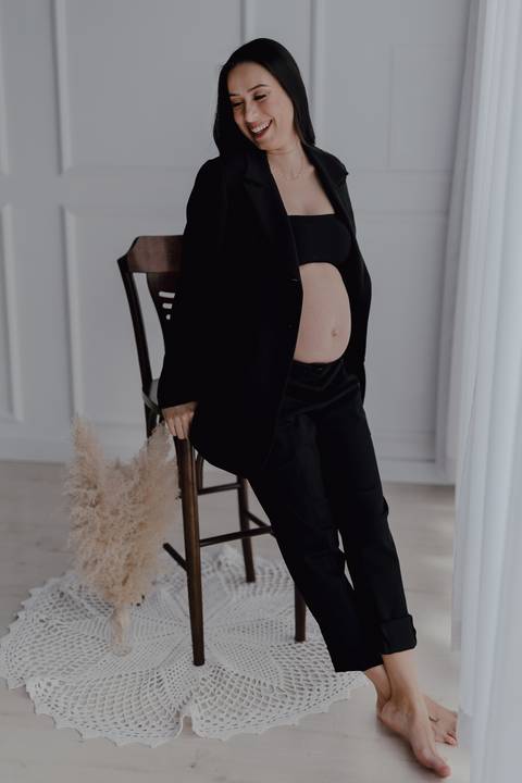 Ensaio de gestante em estúdio de luz natural'