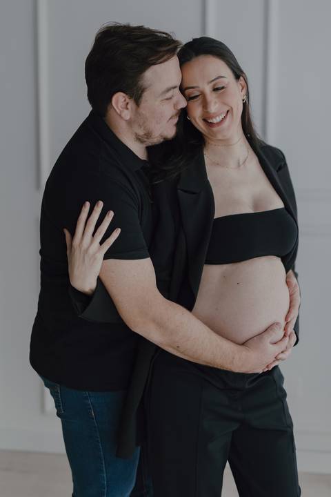 ensaio gestante em estúdio de luz natural'