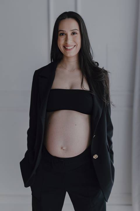 Ensaio gestante despojado em estúdio  '