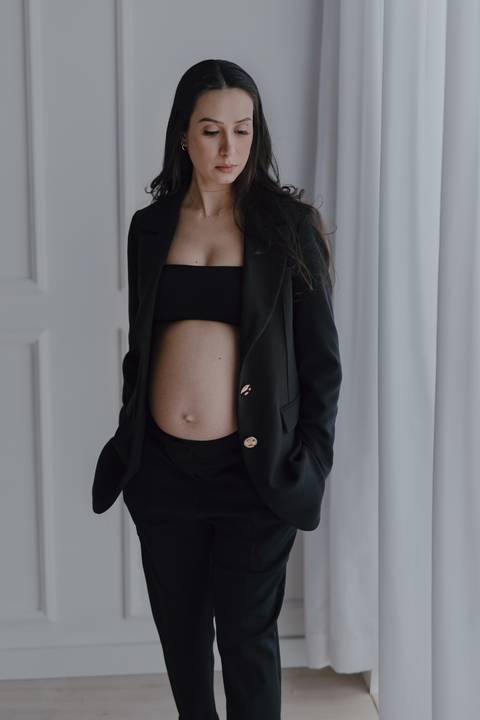 Fotos de gestante em ensaio no estúdio'