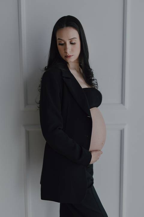 Fotos de gestante em ensaio no estúdio'