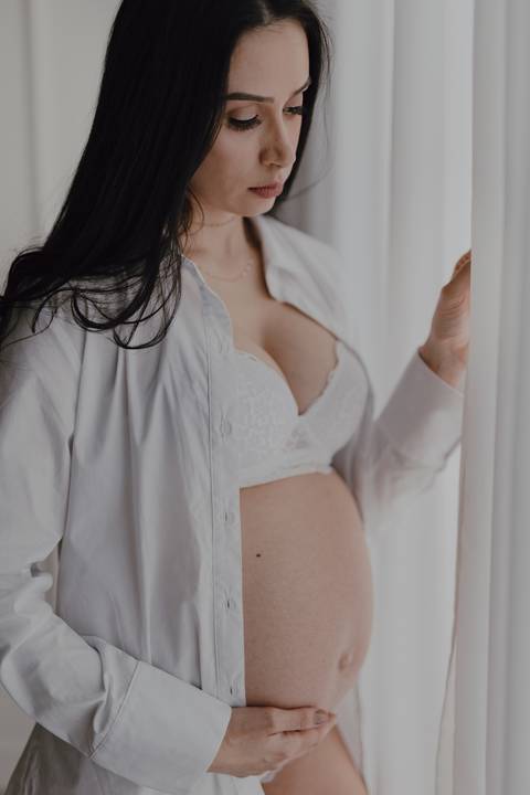 Inspiração de look branco cm lingerie para gestante em ensaio no estúdio'