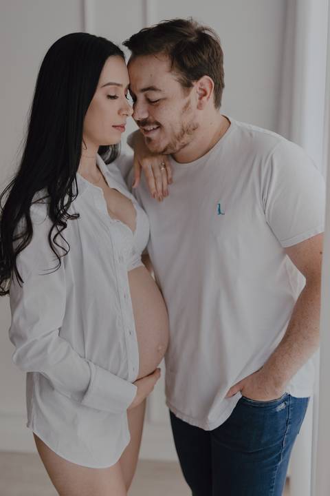Foto casal em ensaio de gestante no estúdio '