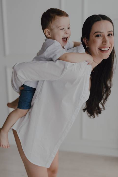 Inspiração de fotos mãe e filho em ensaio de gestante em estúdio '