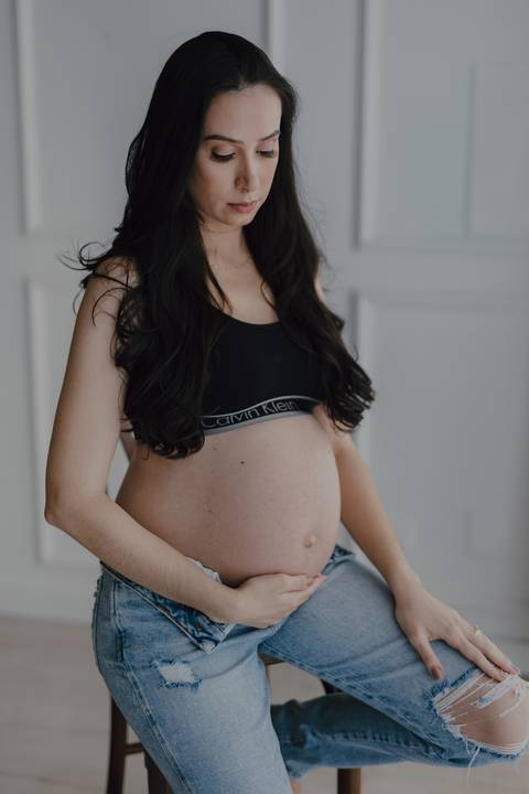 Gestante linda em ensaio no estúdio '