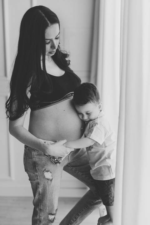 Ensaio de gestante com filho em estúdio de luz natural '