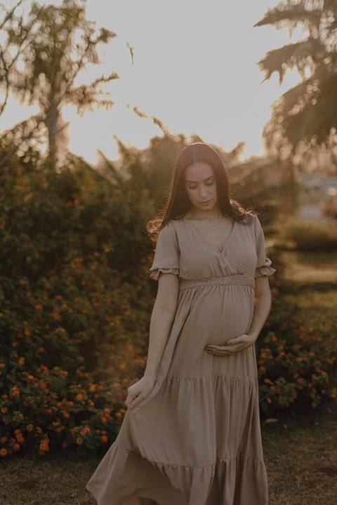 Gestante linda em ensaio no por do sol '