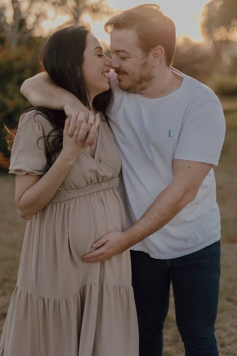 Inspiração de foto casal em ensaio gestante ao por do sol '