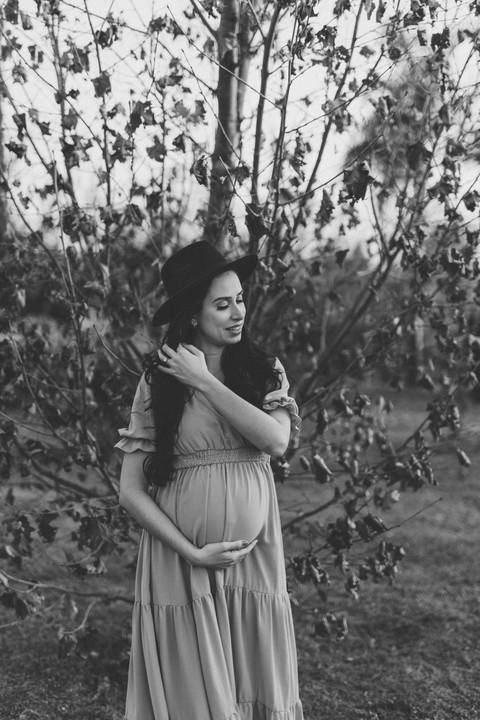 Gestante linda em ensaio externo '