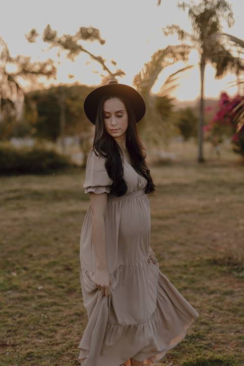 Inspiração de look com chapéu para gestantes'