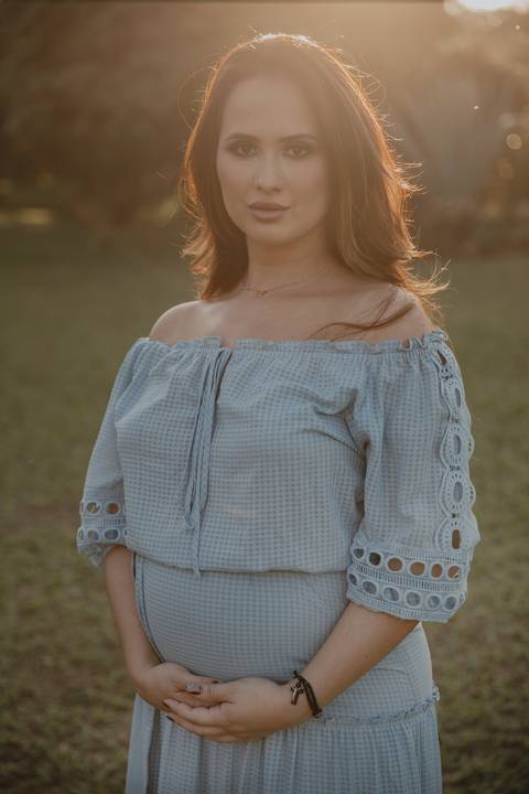 Inspiração de look para ensaio de gestante ao ar livre'