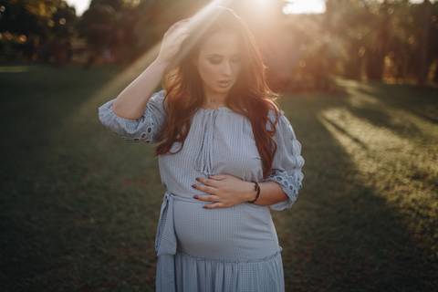 Gestante linda em ensaio no por do sol '