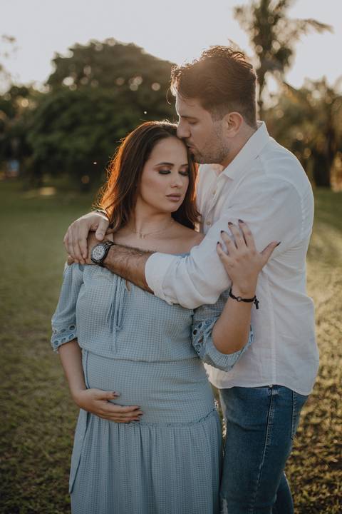 Casal lindo em ensaio de gestante externo'