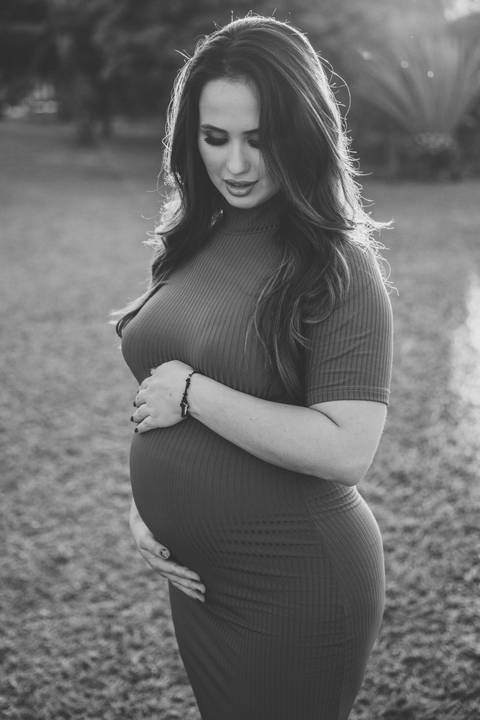 Inspiração de ensaio gestante ao ar livre'