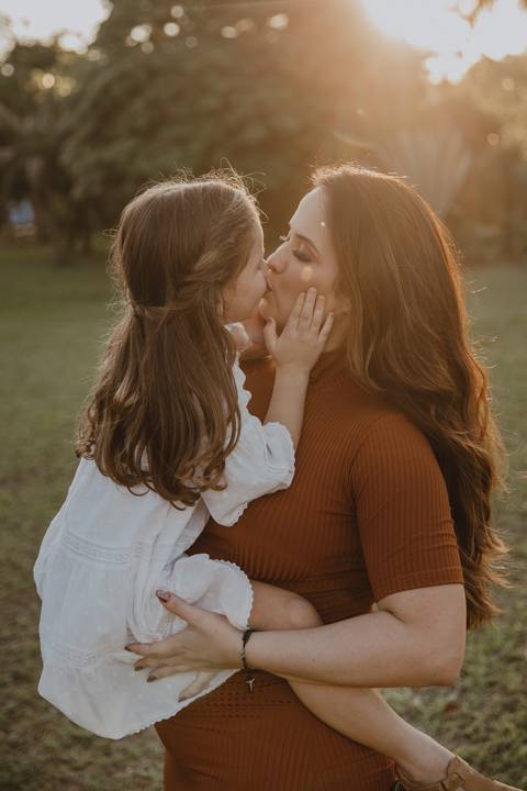 Fotos mãe e filha em ensaio no campo'
