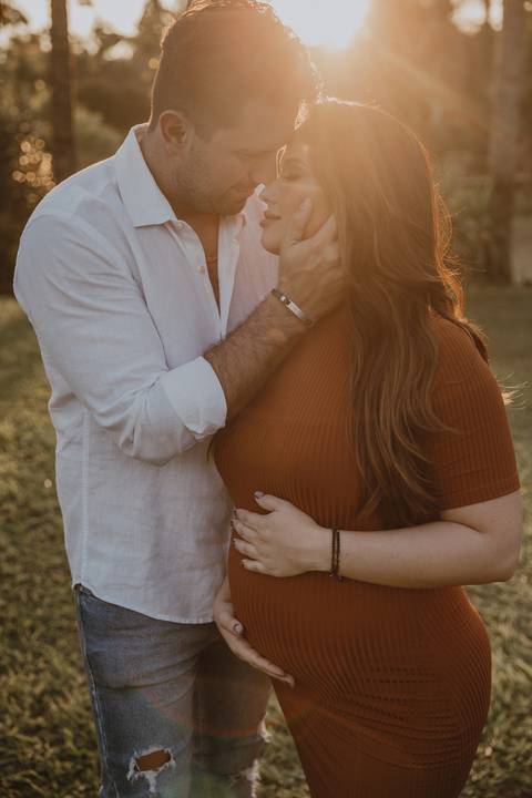 Casal lindo ensaio de gestante ao ar livre'