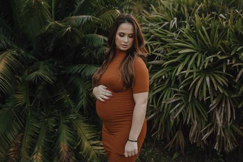 Gestante linda em ensaio externo'