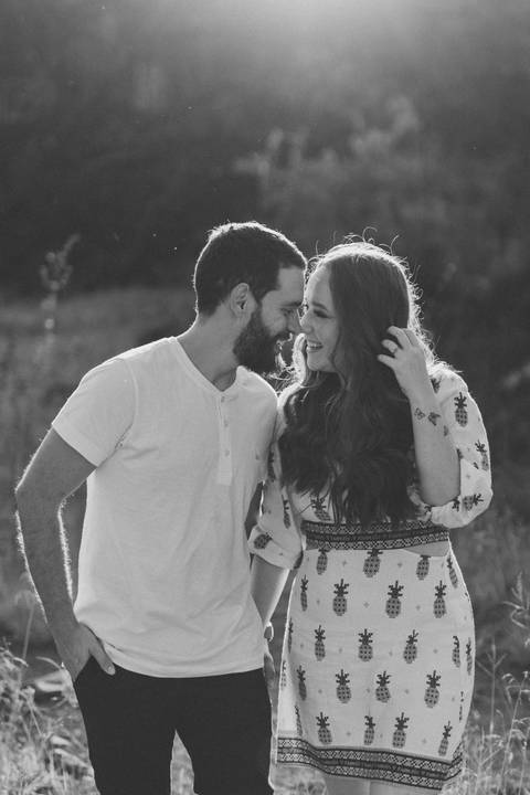 Foto romântica de casal em ensaio pré wedding '