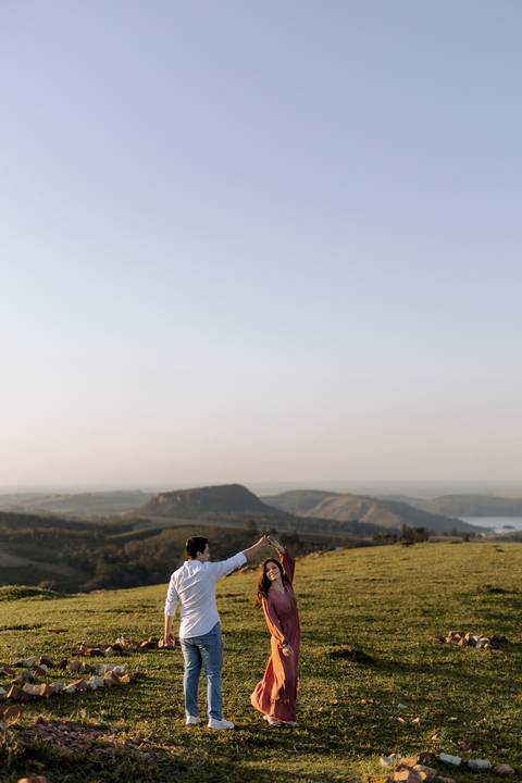 Noivo girando noiva em ensaio pré wedding '