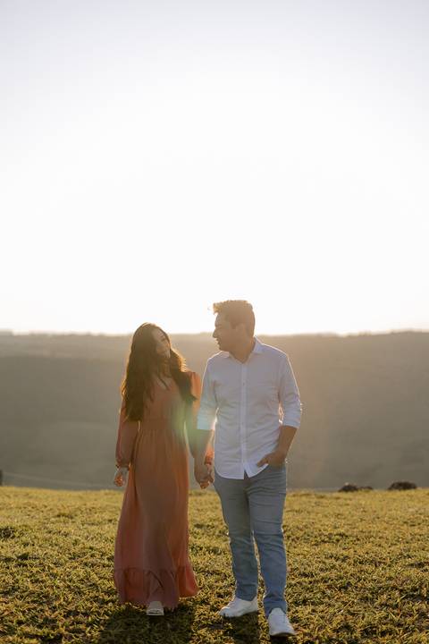 Noivos caminhando em Morro do gavião'