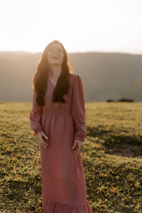 Retrato espontâneo feminino em ensaio no por do sol'