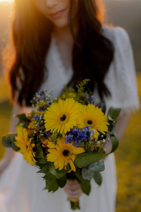 Buquê de noiva com gérberas amarela e detalhes em azul '