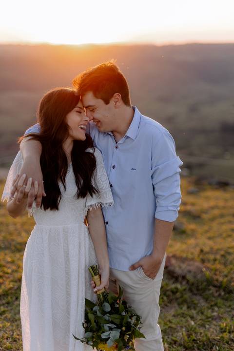 Fotos românticas de casal em ensaio externo '