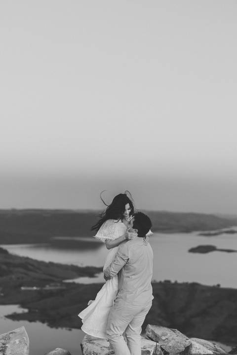 Foto romântica de casal para ensaio externo '