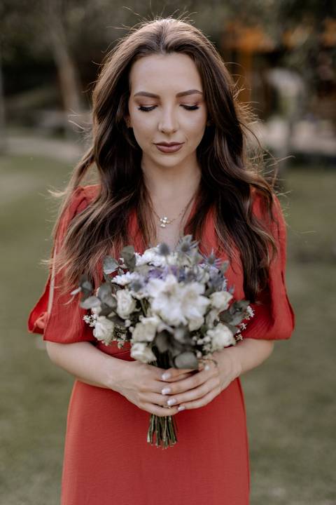 Inspiração de buquê minimalista para pré wedding '