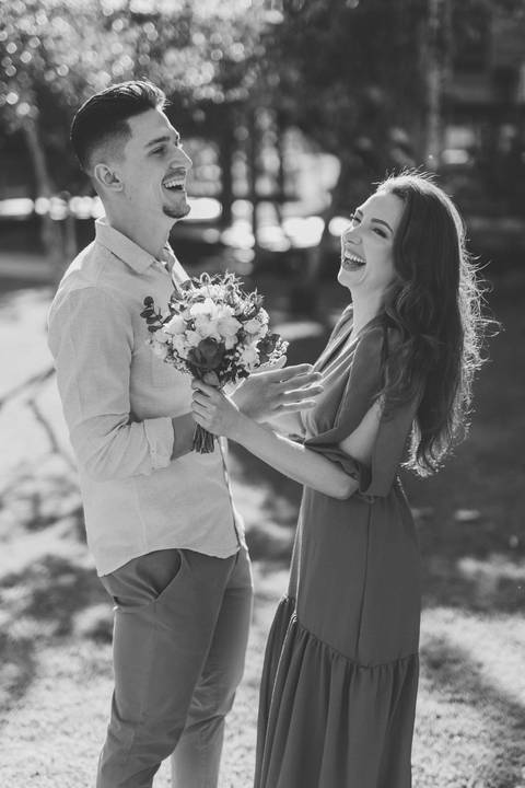 Casal em momento descontraído '