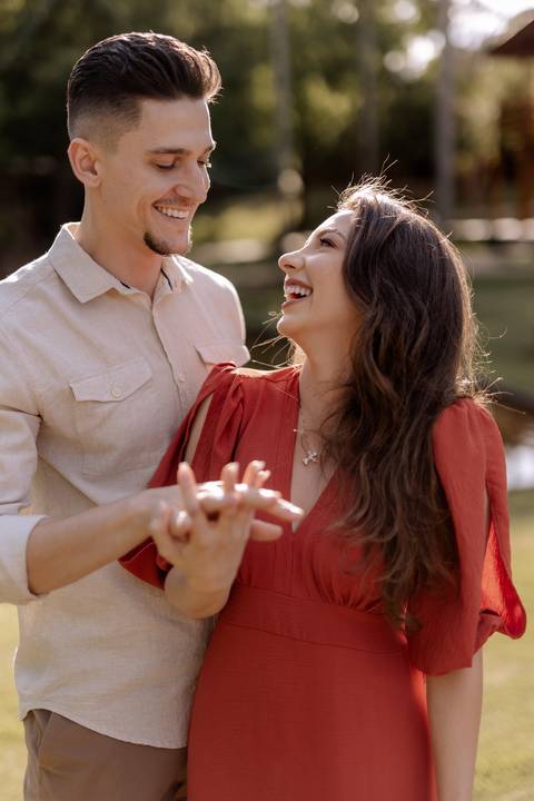 Casal em momento descontraído '