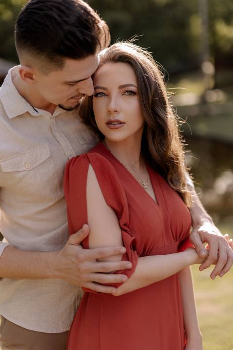 Poses diferentes para ensaio de casal'