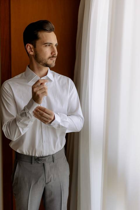 Noivo em seus últimos detalhes antes da cerimônia de casamento'